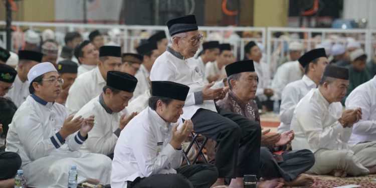 Wagub Kalsel H Hasnuryadi Sulaiman tampak khusuk berdoa pada buka bersama Amanah Group. (foto : Adpim Kalsel)