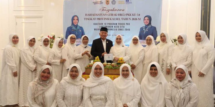 Jajaran TP PKK Kalsel foto bersama Gubernur Kalsel H Muhidin di sela kegiatan peringatan HKG. (foto : adpim kalsel)