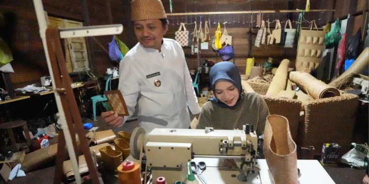 Wagub Hasnuryadi dan istri saat mengunjungi galeri kembang ilung. (foto : adpim kalsel)