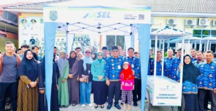 Penyerahan bantuan tenda dan gerobak dari CSR Bank Kalsel. (foto : istimewa)