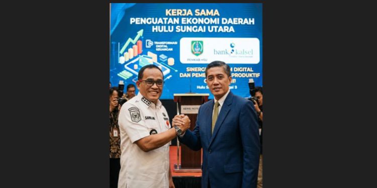 Bupati HSU H Saharudjani dan Direktur Utama Bank Kalsel H Fachrudin. (foto : istimewa)