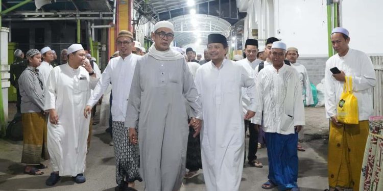 Wagub Kalsel H Hasnuryadi Sulaiman berjalan bersama Habib saat menghadiri lokasi haul. (foto : adpim kalsel)