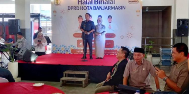Walikota Banjarmasin HM Yamin dan istri Hj Neli Listriani (Ketua Komisi IV DPRD Banjarmasin) saat menghadiri Halal Bihalal DPRD Banjarmasin. (foto : smr)