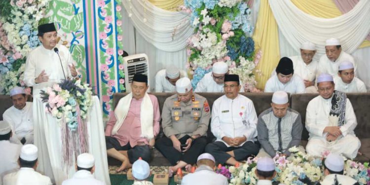 Wagub Kalsel H Hasnuryadi Sulaiman hadiri Haul ke-220 Syekh Muhammad Arsyad Al-Banjari atau Datu Kalampayan. (foto : adpim kalsel)