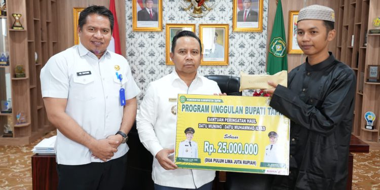 Bantuan diserahkan langsung Bupati Tapin Yamani, didampingi Kabag Kesra Setda Tapin, Zahidi Haitami. (foto : istimewa)