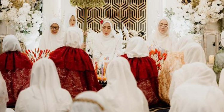 Ketua TP PKK Kalsel Hj Fathul Jannah Muhidin saat prosesi khataman Al Quran. (foto : adpim kalsel)