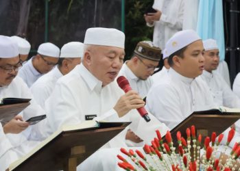 Gubernur H Muhidin Bersama Pejabat Pemprov Kalsel Khataman Al Quran