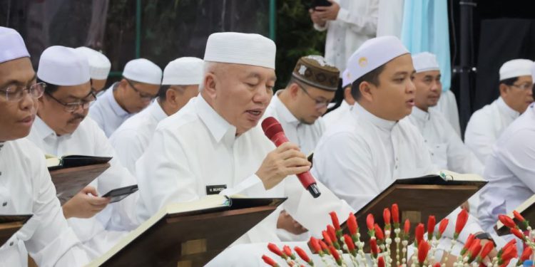Gubernur Kalsel H Muhidin saat khataman Al Quran. (foto : adpim kalsel)