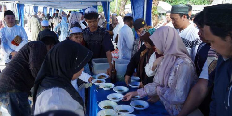 Warga saat menyantap menu makanan yang disediakan pada Halal Bihalal Walikota Banjarmasin di Halaman Balai Kota. (foto : shn/seputaran)