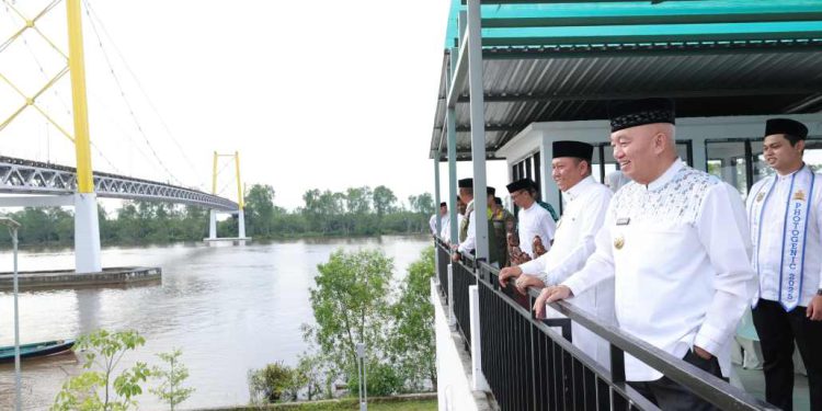 Gubernur Kalsel H Muhidin saat meninjau bangunan lantai 2 Kawasan Wisata Bawah Jembatan Barito. (adpim kalsel)