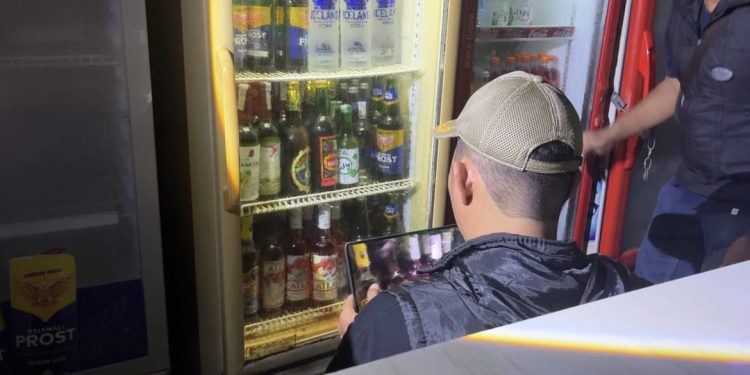 Petugas Satpol PP Banjarmasin saat menemukan kafe dengan minol yang masih dipajang. (foto : shn/seputaran)