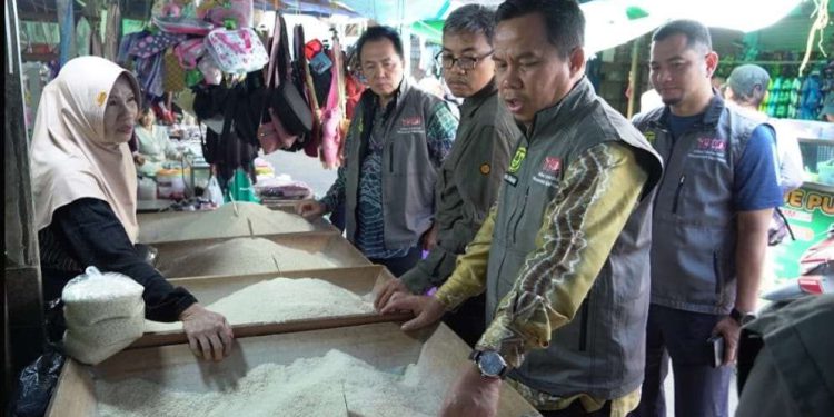 Sekdako Banjarmasin yang juga bersama TPID Banjarmasin Ikhsan Budiman saat monitoring harga dan stok bahan pokok di Pasar Pekauman. (foto : shn/seputaran)