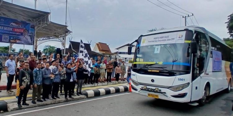 Walikota Banjarmasin HM Yamin saat melepas penumpang mudik gratis dengan armada bis. (foto : shn/seputaran)