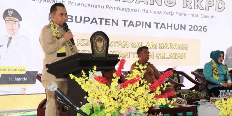 Bupati Tapin H Yamani saat memberikan sambutan pada Musrenbang tingkat kecamatan. (foto : istimewa)