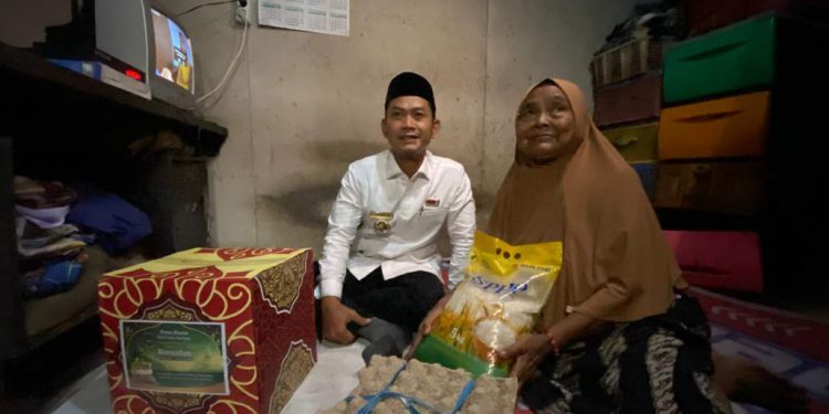 Walikota Banjarmasin HM Yamin saat menyerahkan bantuan kepada Norsihan. (foto : shn/seputaran)