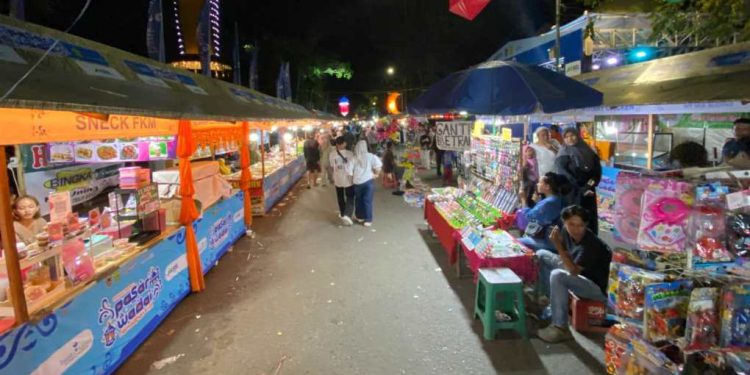 PKL yang menggelar dagangan di lapak pedagang pasar wadai Ramadan. (foto : shn/seputaran)