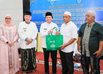 Safari Ramadan di Masjid Al Ikhlas, Pemprov Kalsel Salurkan Paket Sembako kepada Warga Membutuhkan
