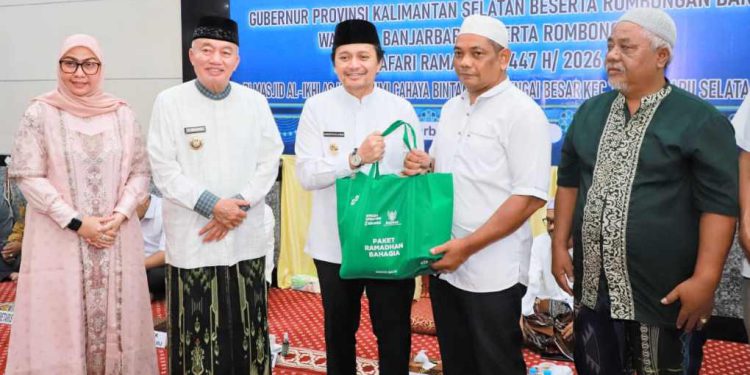 Wagub Kalsel Hasnuryadi Sulaiman bersama Gubernur Kalsel H Muhidin didampingi Walikota Banjarmasin Lisa Halaby menyerahkan paket sembako bantuan Ramadan kepada penerima. (foto : adpim kalsel)