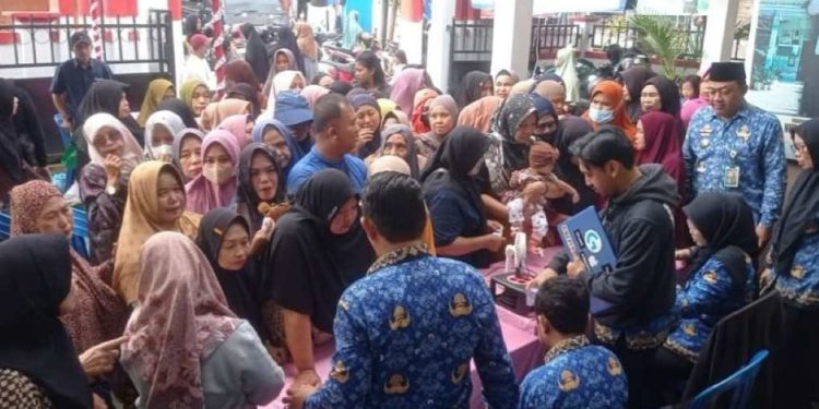 Warga saat berbalanjar di Pasar Murah BCSR Banjarmasin. (foto : shn/seputaran)