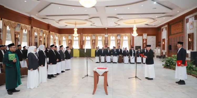 Gubernur Kalsel H Muhidin saat membacakan sumpah janji jabatan kepada pejabat yang dilantik. (foto : adpim kalsel)