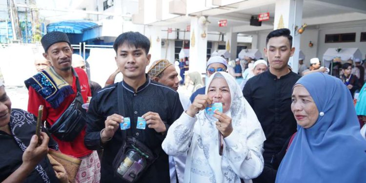 Dua penerima doorprize umrah pada pelaksanaan salat eid dan halal bihalal di Balai Kota Banjarmasin. (foto : shn/seputaran)