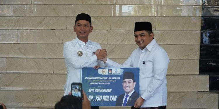 Walikota Banjarmasin HM Yamin saat menerima penyerahan program LSDP dari Ketua Komisi II DPR RI M Rifqinizamy Karsayuda. (foto : shn/seputaran)