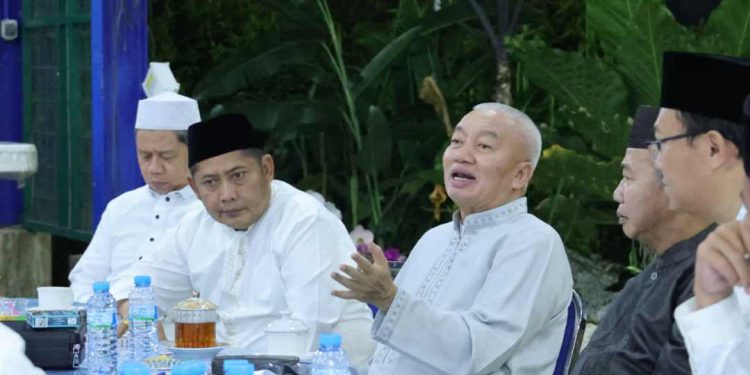 Gubernur Kalsel H Muhidin memimpin pertemuan bersama lembaga terkait membahas tingginya inflasi di Kalsel. (foto : adpim kalsel)