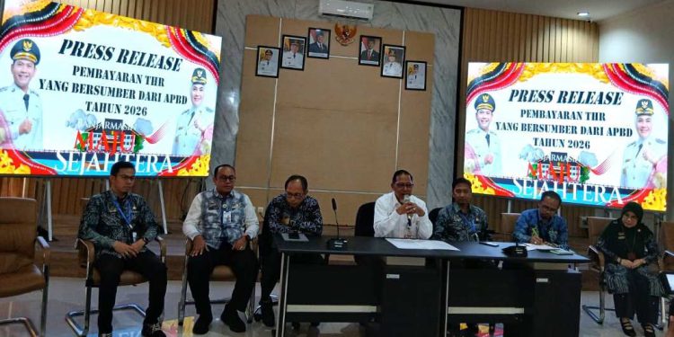 Kepala BPKAD Banjarmasin Edy Wibowo saat menyampaikan soal pembagian THR pada press rilis dengan awak media. (foto : shn/seputaran)