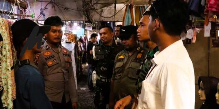 Satgas gabungan saat mengamankan oknum pelaku Pungli di Pasar. (foto : shn/seputaran)