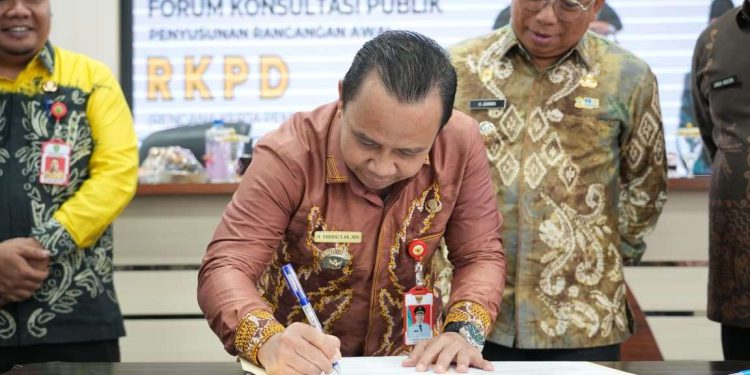 Bupati Tapin H Yamani saat menandatangani RKPD Tapin 2027. (foto : istimewa)