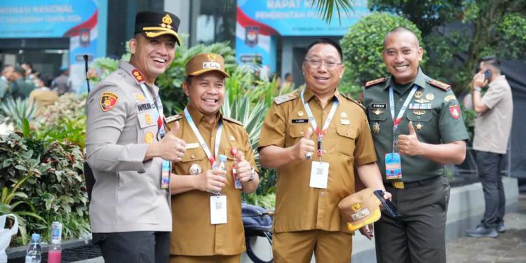 Bupati - Wabup Tapin H Yamani dan H Juanda didampingi Kapolres Tapin AKBP Weldi Rozika, Dandim 1010 Tapin Letkol Inf Dimas Yamaputra saat hadiri Rakornas Presiden. (foto : istimewa)