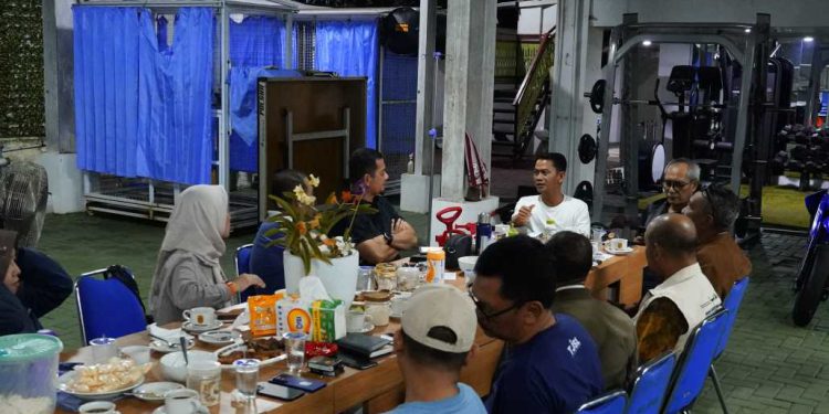 Kadis LH Banjarmasin Ichrom Muftezar bersama Walikota Banjarmasin HM Yamin saat rapat soal sampah dan lingkungan hidup di Banjarmasin. (foto : shn/seputaran)