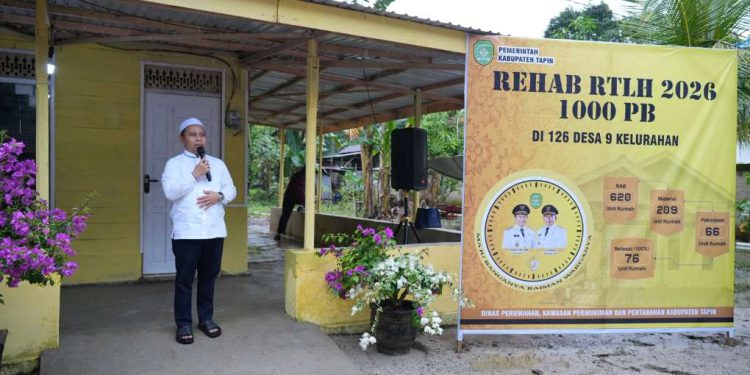 Bupati Tapin H Yamani saat memberikan sambutan pada acara penyerahan kunci rumah sekaligus menandai dimulainya program rehab RTLH. (foto : istimewa)