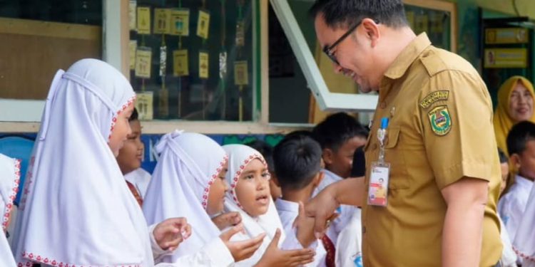 Kepala Disdik Banjarmasin Ryan Utama saat bersalaman dengan siswi sekolah. (foto : shn/seputaran)