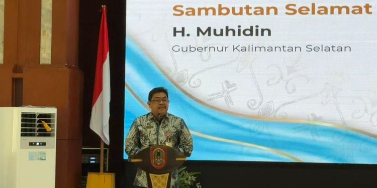 Plt Asisten Pemerintahan dan Kesejahteraan Rakyat, HM Muslim membacakan sambutan tertulis Gubernur Kalsel H Muhidin pada Rakorda Program Bangga Kencana Kalsel. (foto : adpim kalsel)