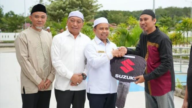 Bupati Tapin H Yamani secara simbolis menyerahkan kunci mobil dinas dokter RSUD Datu Sanggul. (foto : istimewa)