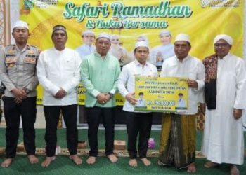 Bupati Yamani Serahkan Bantuan Hibah Rp 200 Juta untuk Rehab Masjid Nurul Ihsan