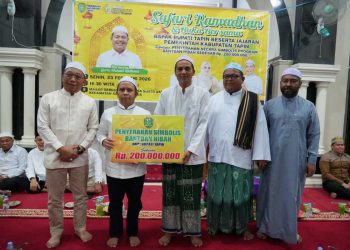 Safari Ramadan Perdana di Masjid Darussalam, Bupati Tapin Serahkan Hibah Rp 200 Juta