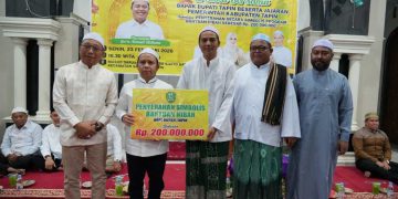 Safari Ramadan Perdana di Masjid Darussalam, Bupati Tapin Serahkan Hibah Rp 200 Juta