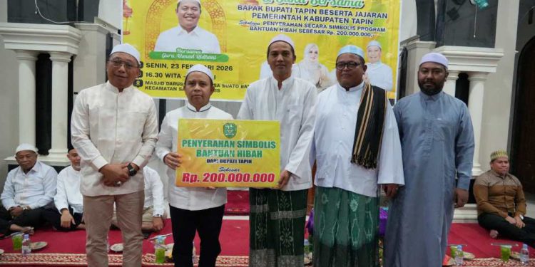 Bupati Tapin H Yamani saat menyerahkan bantuan hibah di Masjid Darussalam, pada kegiatan Safari Ramadan. (foto : istimewa)