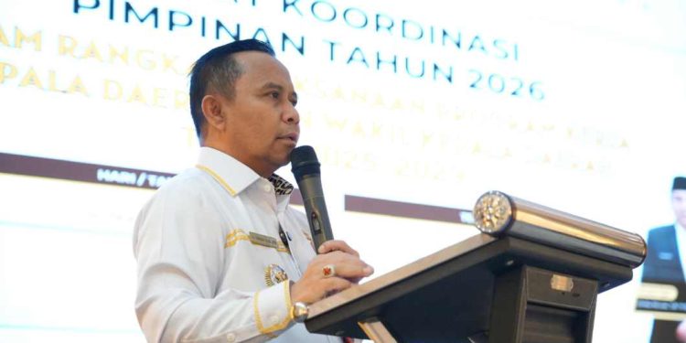 Bupati Tapin saat memberikan arahan pada rapat kordinasi pimpinan. (foto : istimewa)