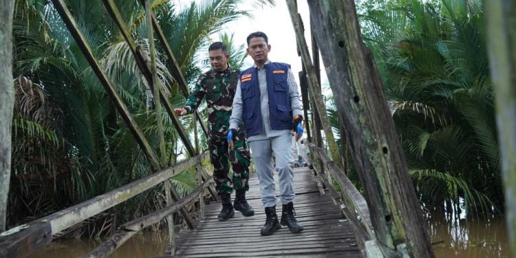 Walikota Banjarmasin HM Yamin saat meninjau jembatan tak layak di daerah pinggiran Banjarmasin. (foto : shn/seputaran)