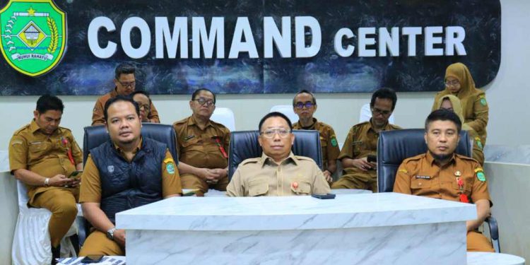 Wabup Tapin H Juanda saat mengikuti Penyampaian Hasil Evaluasi SPIP-T 2025 dan Entry Meeting Evaluasi Perencanaan serta Penganggaran 2026 yang digelar secara daring oleh BPKP Perwakilan Kalsel, melalui Command Center Kantor Sekretariat Daerah Tapin. (foto : istimewa)