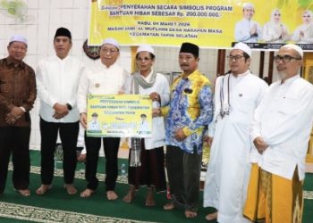 Wabup Tapin Serahkan Bantuan Hibah Rp 200 Juta untuk Masjid Jami Al Muflihin