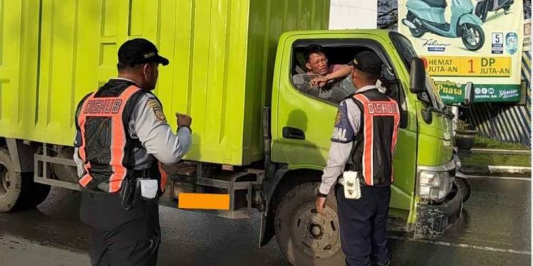 Petugas Dishub Banjarmasin saat menegur sopir truk yang masuk masuk kota di jam larangan. (foto : shn/seputaran)