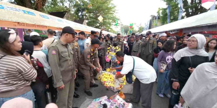 Satpol PP Banjarmasin saat menegur PKL yang berjualan di Pasar Wadai, karena membuka  dagangan sebelum waktunya. (foto : shn/seputaran)