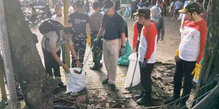 Kegiatan Korvei Gerakan Indonesia Asri dan Pemko Banjarmasin di kawasan Pasar Sentra Antasari. (foto : shn/seputaran)