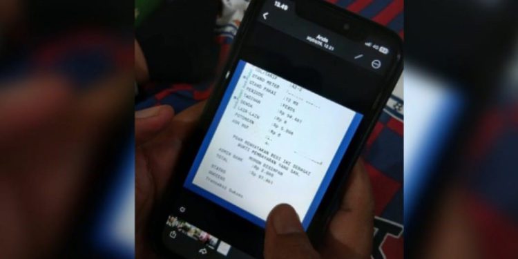 Warga saat menunjukkan rincian pembayaran PDAM. (foto : shn/seputaran)