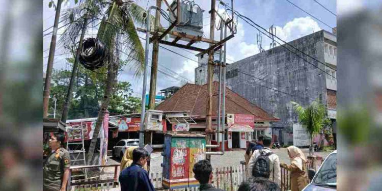 Pihak DPUPR dan Diskominfotik Banjarmasin bersama provider saat meninjau keberadaan kabel optik yang semrawut. (foto : shn/seputaran)