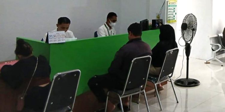 Warga saat mendaftar kesepertaan BPJS PBI yang disediakan Dinkes Banjarmasin. (foto : shn/seputaran)